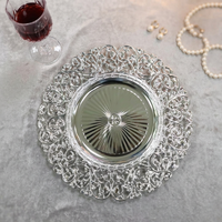 Assiettes de présentation de luxe écologiques à motif floral de 13 pouces pour mariage, vaisselle décorative en plastique pour réceptions et fêtes (vente en gros)