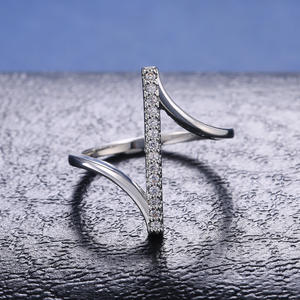 F258 Anello geometrico alla moda da donna con zirconi cubici creati in laboratorio, stile fidanzamento, tono argento - Product Image 6