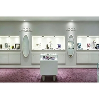 Vitrine de magasin de bijoux minimalistes entièrement blanche et de luxe, fabrication sur mesure ODM/OEM, conception de magasin personnalisée, solution complète de présentation.