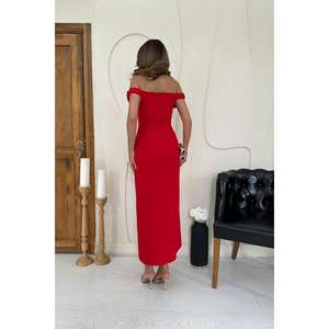 Vestido de noche rojo con hombros descubiertos, estilo tubo, de satén, cintura natural, ajuste cómodo. - Product Image 1