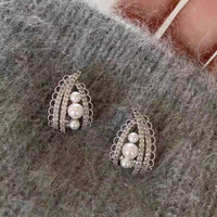 Boucles d'oreilles clous élégantes de style palais français, design haut de gamme, à la mode, pour femmes, avec détails géométriques en dentelle et perles