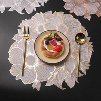Nouveau Set de Table Rond en PVC Doré et Argenté en Forme de Fleur, Résistant à la Chaleur, Isolant Thermique pour Noël, Restaurant et Décoration Intérieure