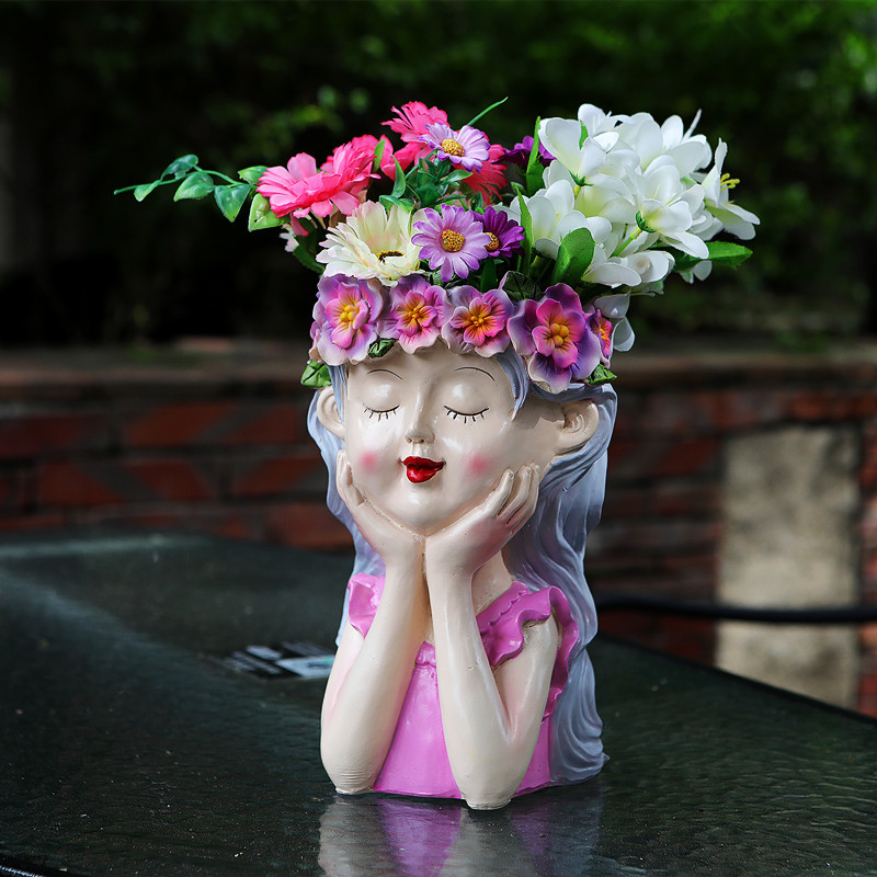 Nouveau pot de fleur fille tenant le visage-rose