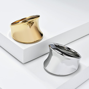 Anillo chapado en oro brillante exagerado de estilo geométrico punk y único para mujer, joyería moderna y de alta gama. - Product Image 1