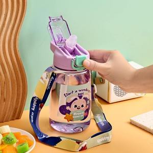 En stock – Bouteille <span class=keywords><strong>d</strong></span>'eau en plastique PC de 600 ml avec paille pour enfants, motif dessin animé, avec sangle <span class=keywords><strong>d</strong></span>'épaule pour l'école, les activités de plein air et les voyages - Product Image 2