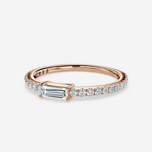 Bague de fiançailles et de mariage pour femme en or blanc 18 carats avec diamant de laboratoire taille émeraude à quatre griffes et bande de diamants émeraude de 0,5 ct - Product Image 4