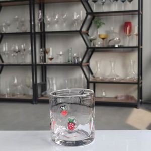 Tasses à café et à thé en verre à double paroi personnalisées en gros, design transparent abeille/fraise/fleur pour les fêtes - Product Image 3