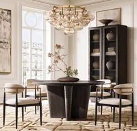 Armoire en verre Dalia de présence architecturale sassanide en chêne blanc américain richement grainé fabriqué à la main de conception belge OEM