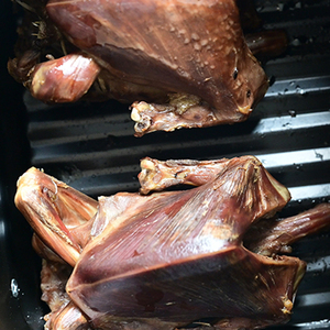 Paloma Asada Seca y Despellejada a Mano, Ahumada al Carbón, BBQ, Carne Jugosa, Envasada al Vacío, Especialidad Tradicional China - Product Image 4