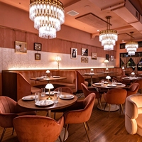 Chaises de salle à manger en velours rose sur mesure et table ronde en bois, ensemble de meubles élégants pour restaurant, café, bar