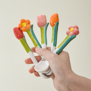 Cuillère en céramique à motif floral 3D peinte à la main, avec long manche, idéale pour les filles sur Instagram. (Ceci fait référence à un - Product Image 3