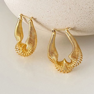 Pendientes de Aro con Diseño de Espiral en Oro con Circonitas de Alta Gama, Textura Exagerada de Estilo Europeo Americano, Nuevo Diseño Geométrico de Tendencia en INS - Product Image 3