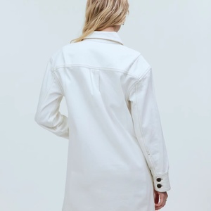 เดรสยีนส์สั่งทำพิเศษสำหรับผู้หญิง สีขาว แขนยาว กระดุมไม้ ทรงโอเวอร์ไซส์ มินิเดรส - Product Image 3