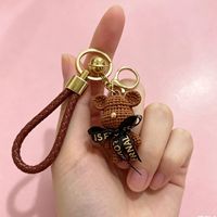 Porte-clés en silicone style dessin animé ours en peluche avec nœud papillon, accessoire pour sac à dos et voiture, idéal petit cadeau quotidien pour hommes et femmes