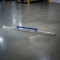 Outil de finition du béton AMF 60 pouces, niveleuse manuelle en aluminium robuste et légère avec niveau à bulle intégré et raclette