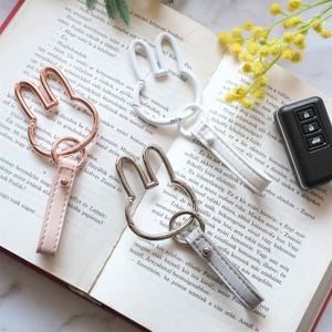 Llavero Inteligente con Mosquetón de Personaje Adorable, Soporte para Llaves de Coche, Colgante para Bolso, de Cuero PU, Nuevo Llavero con Forma de Conejo para Regalos - Product Image 1