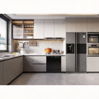 Meubles de cuisine en L laqués mats sur mesure, comptoir en quartz, unités d'appareils électroménagers intégrées, projets de maison modernes