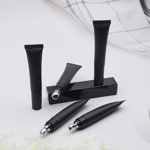Brillo Labial Personalizado con Logotipo, Aplicador Metálico en Tubo Negro, Efecto Voluminizador Extremo, Hidratante, Vegano, Etiqueta Privada - Product Image 4