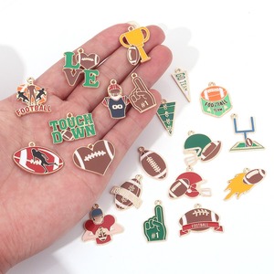 จี้รูปทรงลูกกีฬารักบี้เคลือบสี ทำจากโลหะผสมเคลือบสี  ของขวัญวันเกิด ของตกแต่งวันหยุด สำหรับเด็กชาย เด็กหญิง และผู้หญิง - Product Image 1