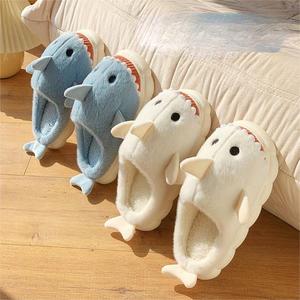 Pantofole in Cotone a Forma di Squalo Cartoonesco per Bambini, Antiscivolo con Suola Morbida, Ciabatte Invernali Calde in Peluche per Ragazze e Ragazzi, Scarpe da Casa Kawaii - Product Image 1