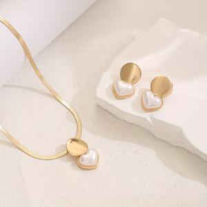 طقم مجوهرات نسائي أنيق وعصري يتضمن قلادة بحلية لؤلؤية على شكل قلب وأقراط، مطلي بالكهرباء من سبائك معدنية - Product Image 4