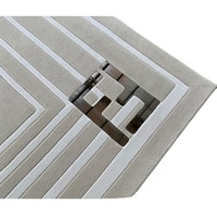 Maßgefertigter Teppich mit Eigenem Logo-Design, Handgetuftet aus Wolle oder Acryl, Großer Wohnzimmerteppich mit Metall-Logo, Hochwertiger Markenteppich