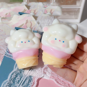 Jouet à presser portable super collant en forme d'agneau Kawaii, cadeau créatif et moelleux pour enfants et adultes, jouet anti-stress en forme de crème glacée - Product Image 3