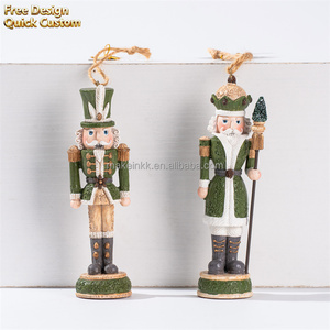 Vente flash : Ensemble d'ornements de <span class=keywords><strong>casse</strong></span>-noisettes rustiques verts avec un design de couronne de plumes pour la décoration de l'arbre de Noël, ornements de Noël - Product Image 1