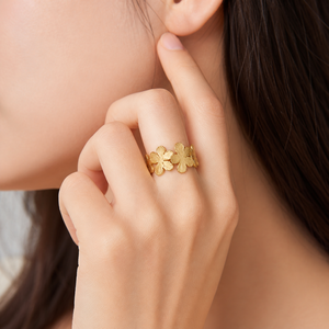 Anillo de Acero Inoxidable con Cuatro Pétalos de Flor, Chapado al Vacío en Oro de 14K, Banda Floral Ancha en Colores Dorado y Plateado - Product Image 5