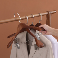 Cintres en bois personnalisés avec logo, cintres à vêtements en bois avec pinces