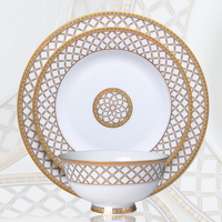 Service de table de restaurant de luxe en porcelaine osseuse de style moderne vaisselle en porcelaine avec bordure dorée stockée en céramique