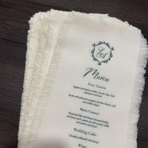 قائمة طعام مخصصة مصنوعة من الكتان 100٪ لدعوات الزفاف مع طباعة شعار مخصص وحواف خام بحد أدنى منخفض للطلب - Product Image 3