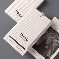 Ensemble d'étiquettes suspendues personnalisées de luxe en carton gaufré blanc cassé avec cordon en coton gratuit, faible MOQ, pour vêtements, chaussures et sacs