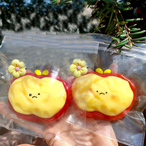 Jouet Squishy Pomme Rouge Adorable en TPR – Cadeau Créatif Anti-Stress pour Enfants de 5 à 7 Ans – Améliore l'Humeur Facilement - Product Image 1