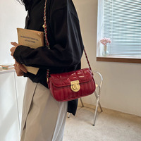 Sac bandoulière matelassé mini carré pour femme en cuir PU brillant avec rabat et chaîne dorée, idéal pour le quotidien
