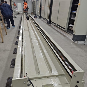 Robot de Soldadura Industrial de 7 Ejes de Alta Resistencia con Riel Terrestre Personalizado de 3kW 380V, Diseño Reforzado y Estructura de Riel Reforzada - Product Image 3
