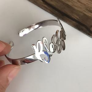 Sortie d'usine <span class=keywords><strong>pas</strong></span> <span class=keywords><strong>cher</strong></span> <span class=keywords><strong>personnalisé</strong></span> nom lettre <span class=keywords><strong>personnalisé</strong></span> <span class=keywords><strong>bracelet</strong></span> en acier inoxydable mode bijoux bracelets pour femmes - Product Image 3