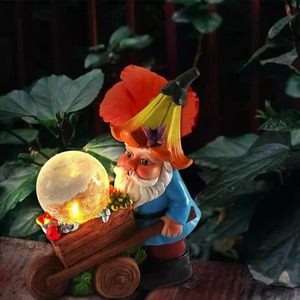 Witt Outdoor Garden Gnome goblin trolley luz de noche Luz de vidrio agrietado LED brillo solar en la noche artesanía de resina decorativa - Product Image 3