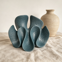 Sculpture en résine abstraite en forme de pétale, ornement décoratif de table texturé moderne, statue en résine de fleur abstraite bleue texturée mate