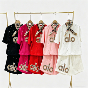 Set Loungewear Zitong con Stampa di Lettere alla <span class=keywords><strong>Moda</strong></span> per Donne, Top a Maniche Corte con Strass e Pantaloncini con Coulisse con Sciarpa - Product Image 6