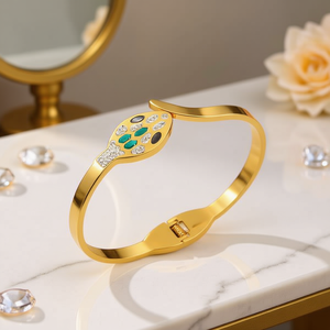 Bracciale a Forma di Serpente Angelina in Acciaio Inossidabile Placcato Oro, Gioiello da Donna alla Moda con Cristalli e Strass, Regalo Trendy - Product Image 4