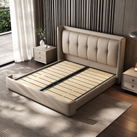 Lit Double Moderne de Luxe en Cuir Véritable avec Tête de Lit Haute et Rembourrée – Mobilier de Chambre Parentale Designer