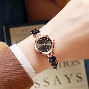 Élégante montre-bracelet en forme de cœur avec pierres précieuses noires pour femme, montre à quartz en or rose avec cadran en cristal - Product Image 4