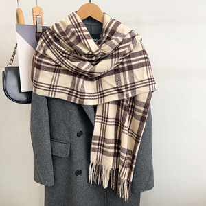 Bufanda de imitación de cachemira a cuadros para mujer, estilo coreano, cálida para invierno, con borlas. - Product Image 1