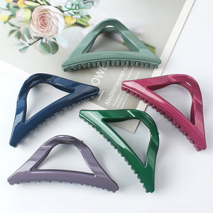 Pinza de Pelo de Silicona Suave Triangular Brillante para Cola de Caballo Media en la Nuca, Tipo Clip de Tiburón - Product Image 3