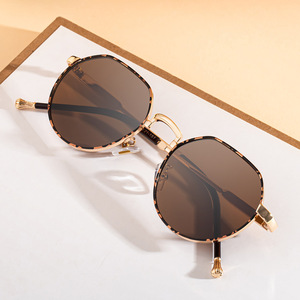 Nouvelles lunettes de soleil de style européen pour hommes, monture intégrale en métal noir et plastique, protection UV400, verres de classe 2 pour activités de plein air - Product Image 3