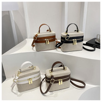 Sac messager imperméable en cuir PU géométrique de forme encadrée pour femmes Senjia, décoration en pompon, doublure en nylon, fermeture à glissière