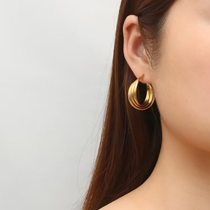 ต่างหูห่วงบิดเกลียวหลายชั้น |   สแตนเลสสตีลชุบทอง 18K PVD ดีไซน์ทันสมัยสำหรับผู้หญิง |   ป้องกันการแพ้และกันน้ำ - Product Image 6