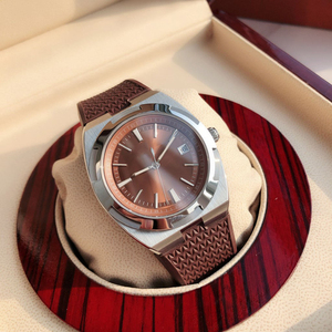 Reloj Deportivo de Lujo de Acero Inoxidable con Esfera Marrón Sunburst, Correa de Goma Marrón y Visualización de Fecha - Product Image 2