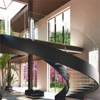 Escalier incurvé de qualité supérieure pour les villas modernes Design sur mesure avec marches en bois et garde-corps à panneaux solides composés d'acier et de marbre